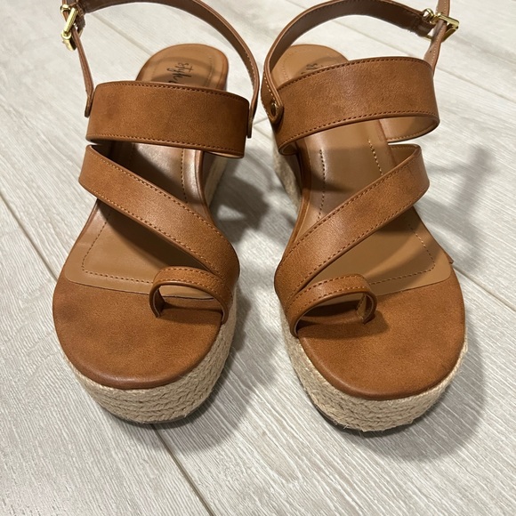 NEW- Women’s 3 inch leather wedge sandal - Picture 6 of 7